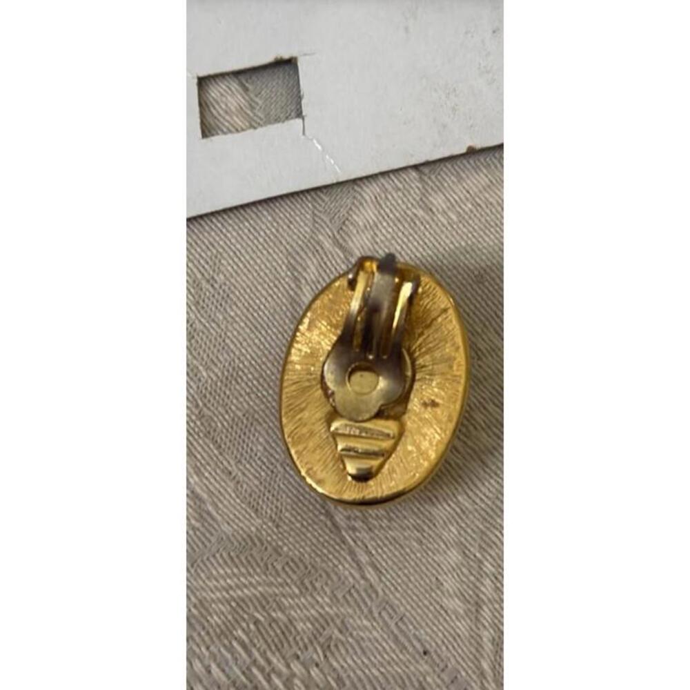 Gold Tone Oval Pearl Clip On Earrings‎ - Picture 3 of 3